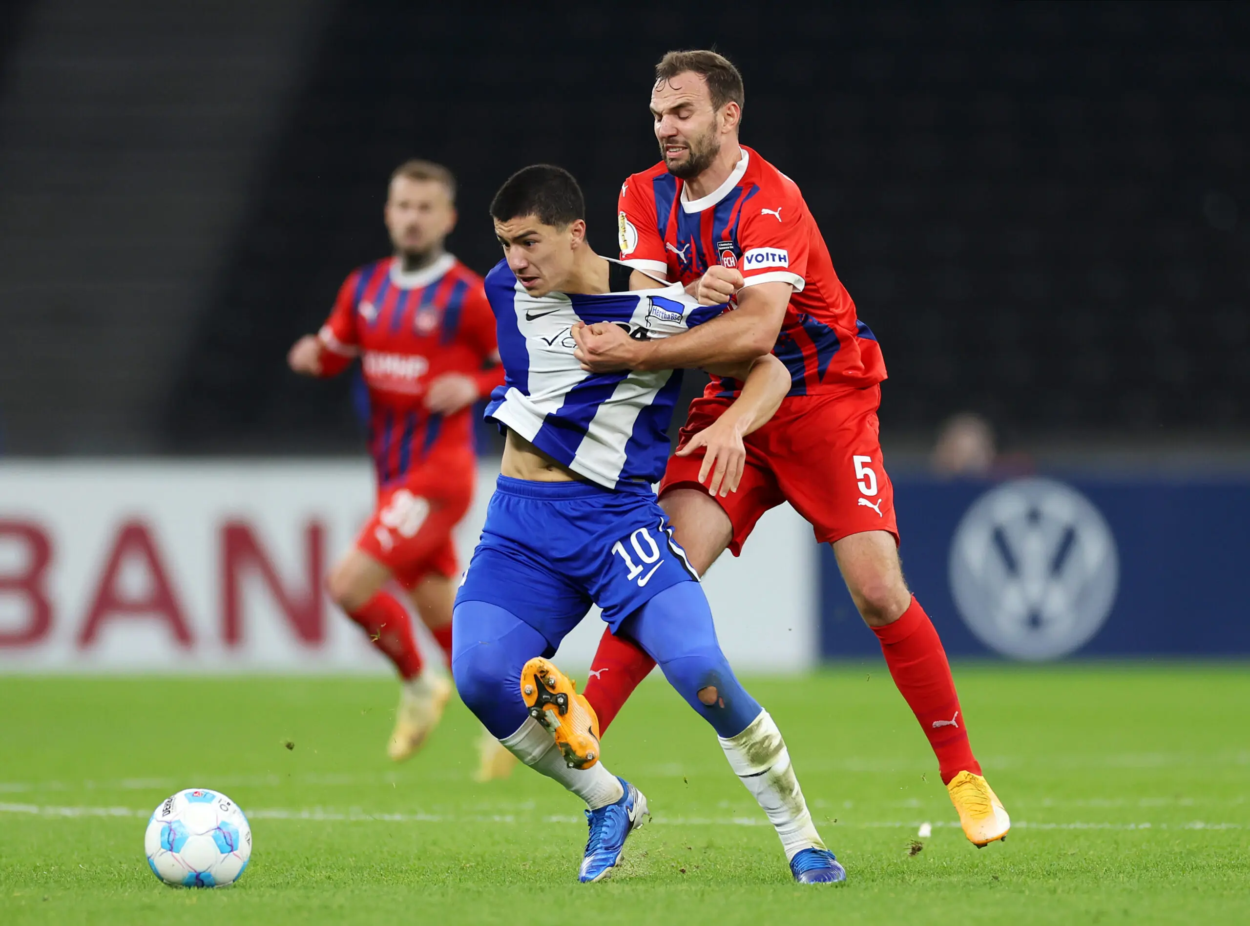 Ibrahim Maza jugando junto al Hertha BSC en un encuentro contra FC Heidenheim