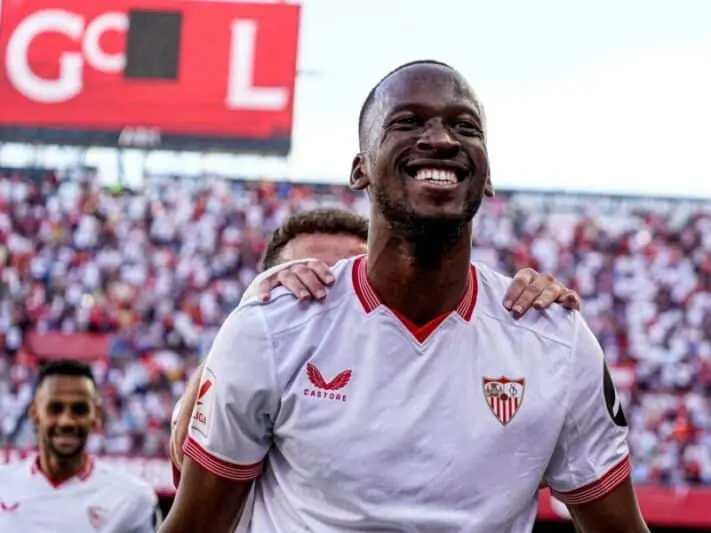 Dodi Lukebakio orgulloso por su gol. Sevilla FC Fichajes