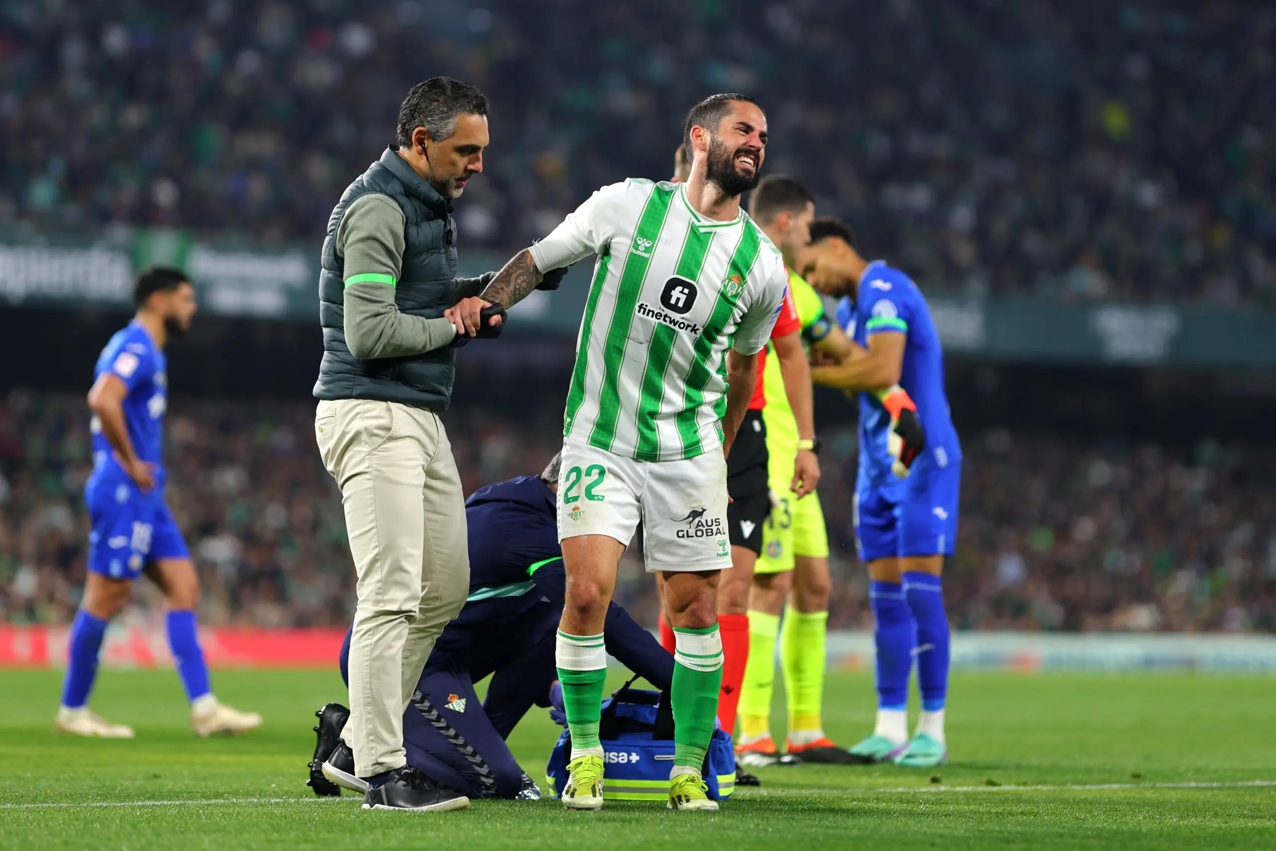 Isco del Real Betis recibiendo atención médica durante el partido de LaLiga EA Sports contra el Getafe CF en el Estadio Benito Villamarín