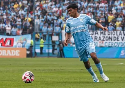 Orta apunta a un jugador de Perú