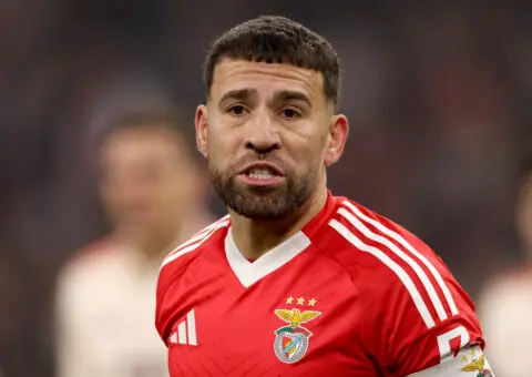 Otamendi por Badé