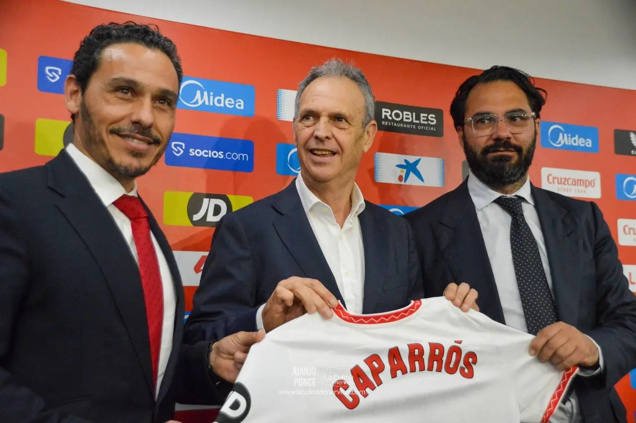 Joaquín Caparrós en su presentación como nuevo fichaje del Sevilla FC
