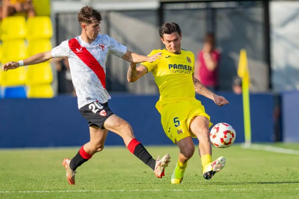 Miguel Sierra, en disputa por el balón ante el Villarreal B