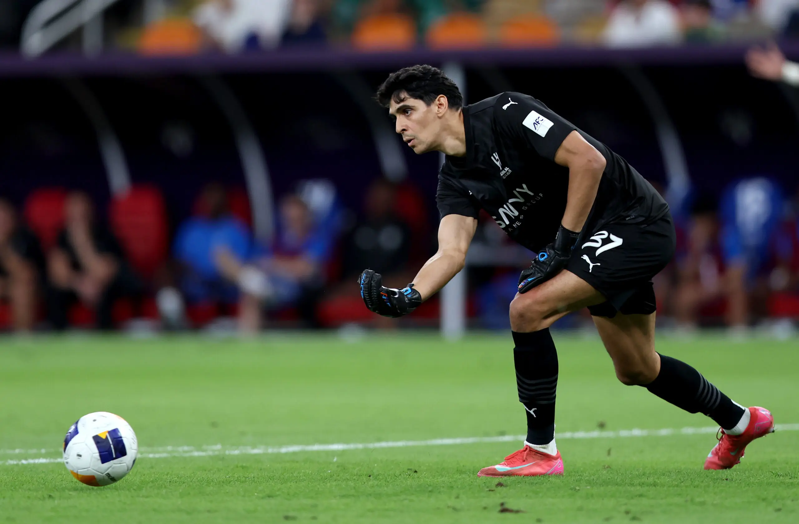 Bono, disputando un partido con Al-Hilal