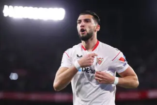Rafa Mir, cerca de jugar cedido en el Elche CF hasta 2026. El delantero busca relanzar su carrera en LaLiga.