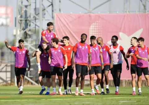 El Sevilla FC entrena antes del descanso por el parón